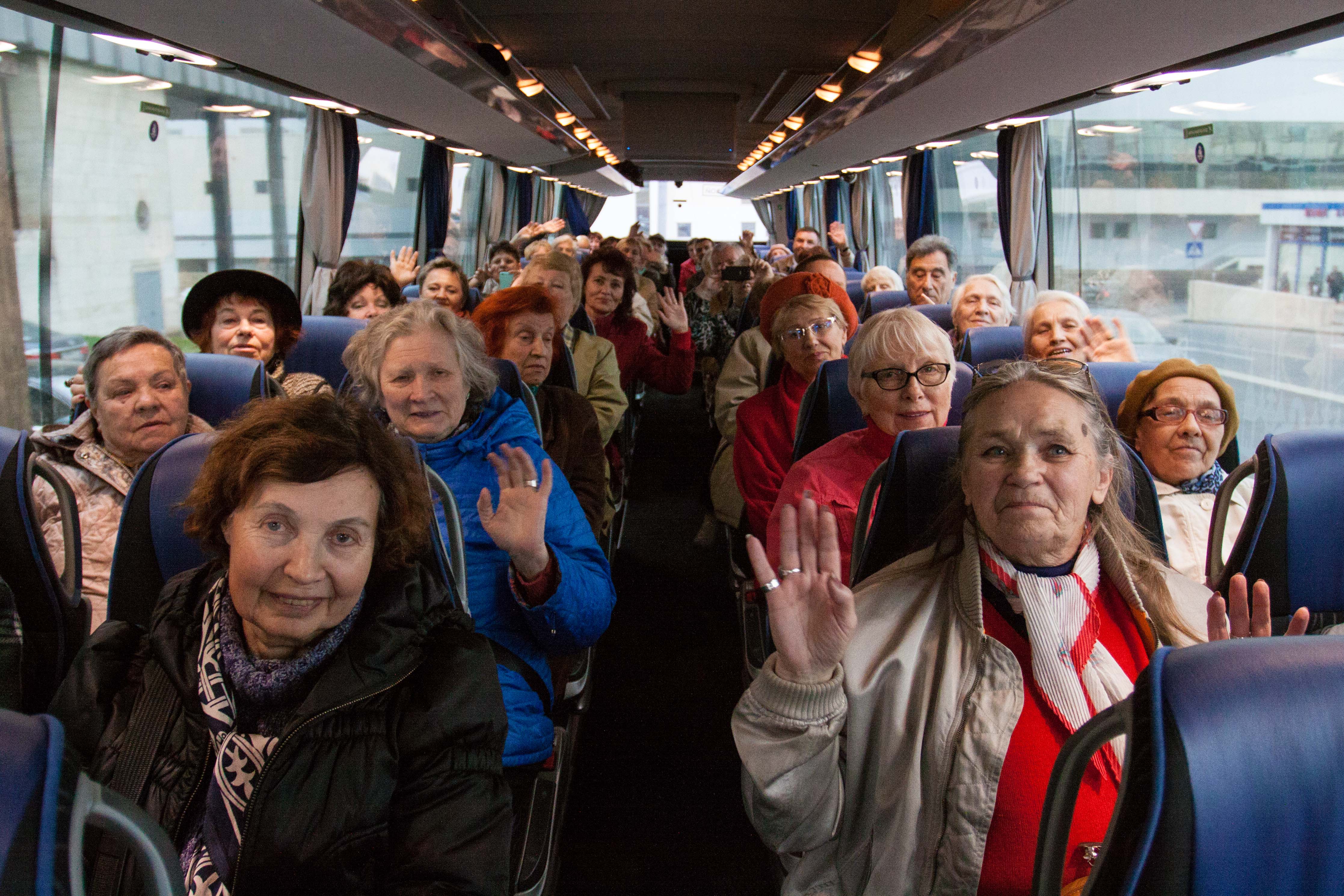 Пенсионер спб. Экскурсии для пенсионеров. Пожилые люди в автобусе. Бабки в автобусе. Экскурсии для пожилых.